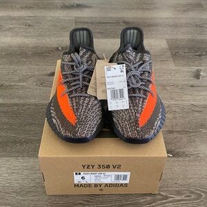 NWT Adidas Yeezy boost 350 V2, size 6